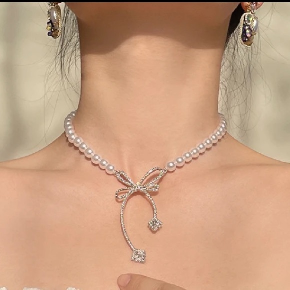 Gorgeous Elegant Rhinestone Pearl Bow Necklace Choker - Picture 3 of 3